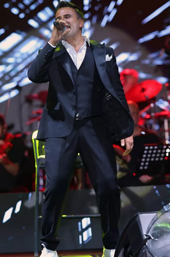 Emrah 15 yıl sonra ilk kez sahnede!